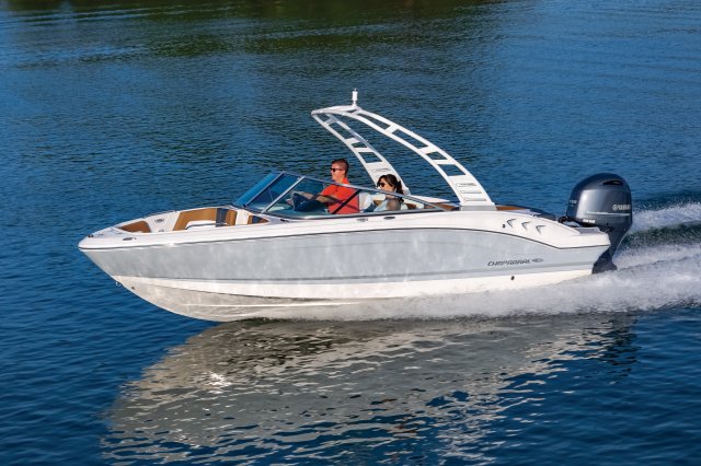 2025 21 SSi OB Cruising on a Lake Front Port View