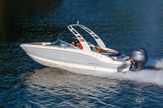 2025 21 SSi OB Cruising on a Lake Rear Port View