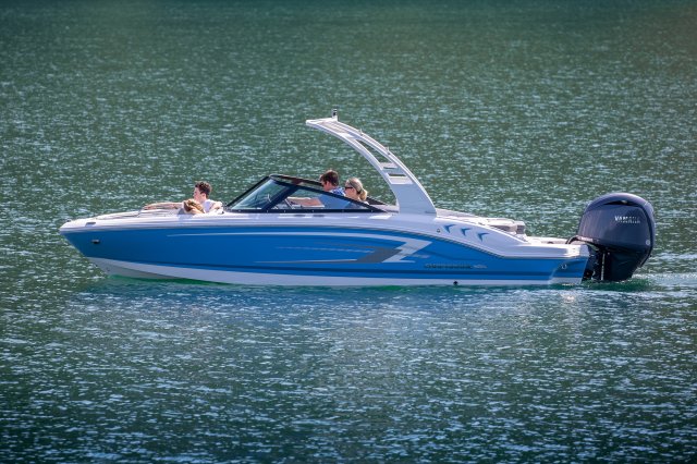 2026 21 SSi OB Idling on a Lake Port Profile