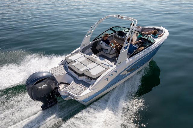 2026 21 SSi OB Running on a Lake Rear Starboard View