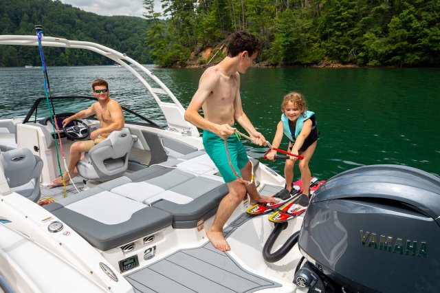 2026 21 SSi OB Kids Learn to Waterski