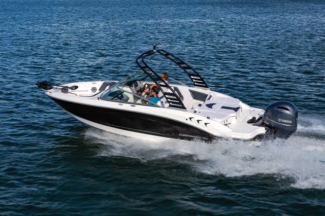 2025 21 SSi OB Ski & Fish Cruising on Lake Front Port View