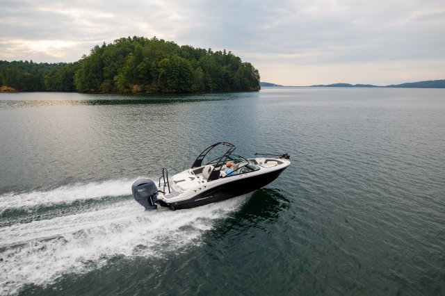 2026 21 SSi OB SF Cruising Rear Starboard View