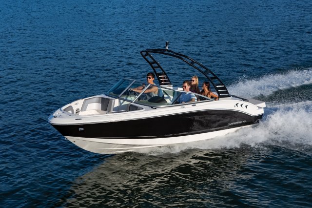 2026 21 SSi Cruising on Lake Port Front View