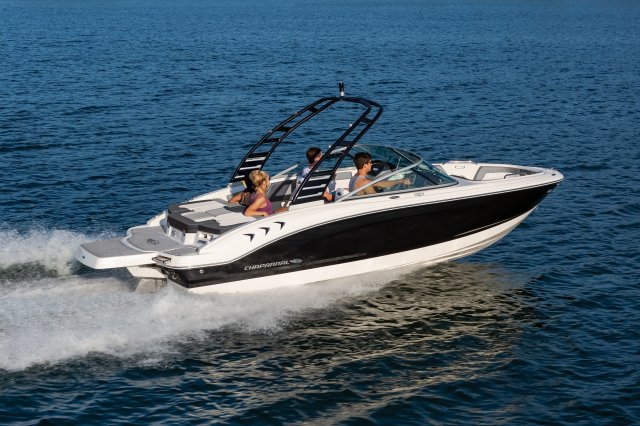 2026 21 SSi Cruising on Lake Rear Starboard View