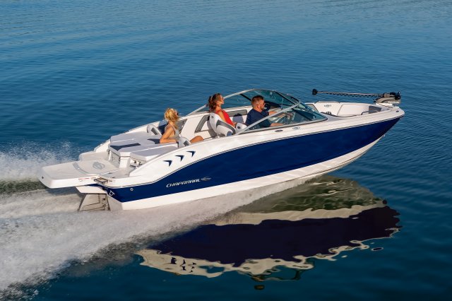 2025 21 SSi Ski & Fish Cruising on Lake Rear Starboard View
