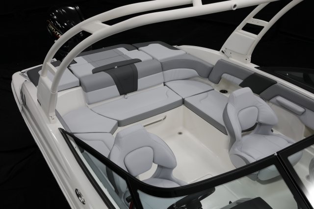 2027 23 SSi OB Cockpit Seating