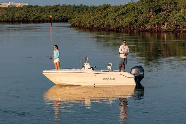 Robalo R160 Fishing