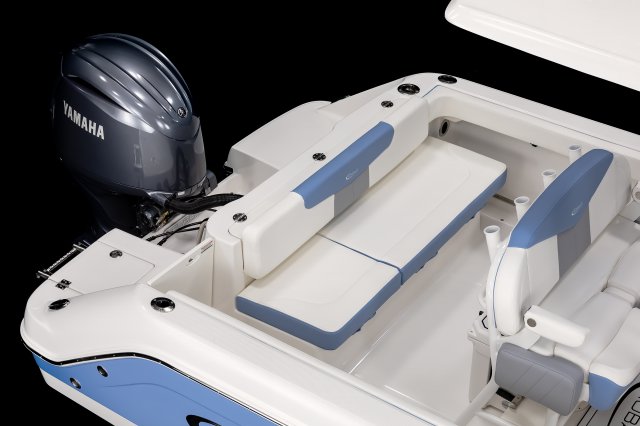 Robalo R222EX Transom Seating