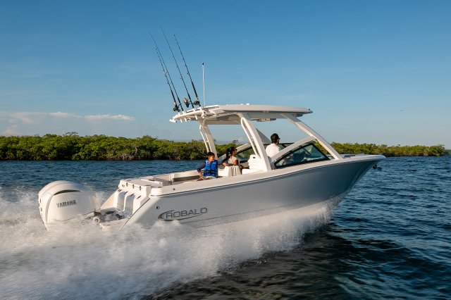 2026 R277 Running in Ocean Rear Starboard View