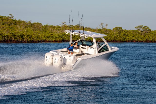 2026 R277 Cruising in Ocean Rear Starboard View