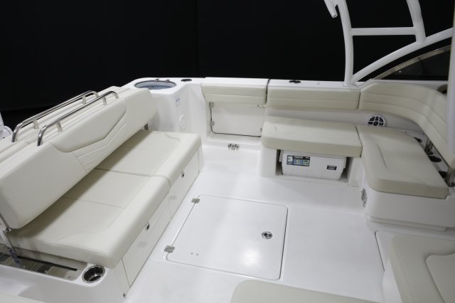 2027 R317 Cockpit Seating