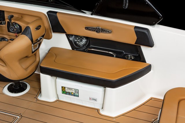 2025 28 SURF Cockpit Starboard Bench