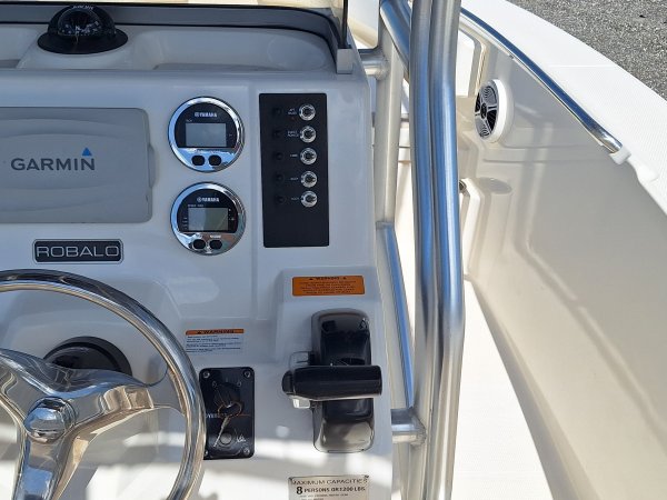 Robalo R200 Center Console for sale