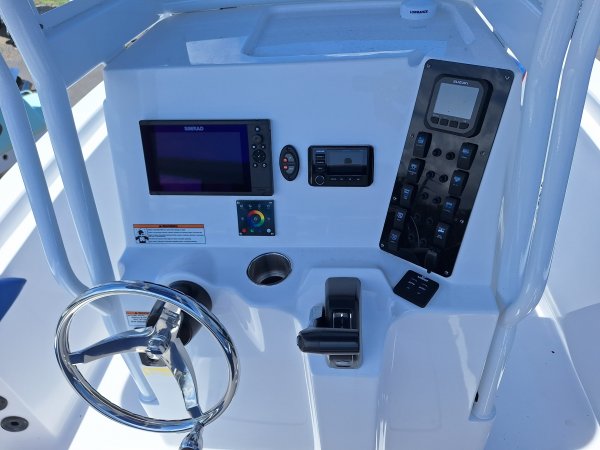 2024 POLAR 220 CENTER CONSOLE FOR SALE