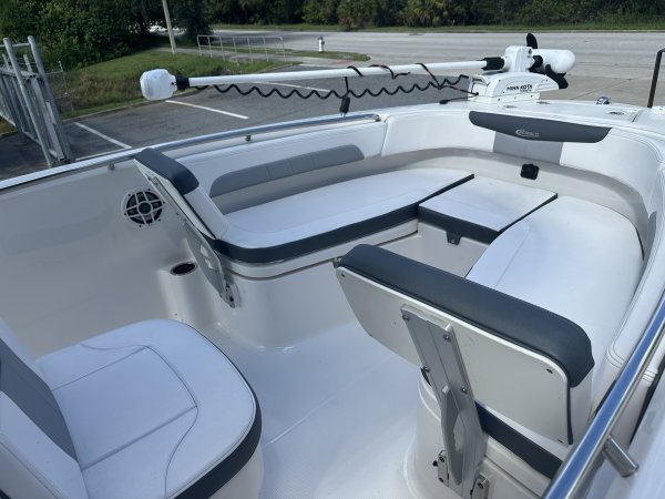 Used 2021 Robalo R202 Explorer Center Console Power Boat for sale