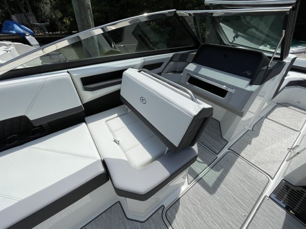 Pre-Owned 2023 Cobalt R4 Outboard for sale
