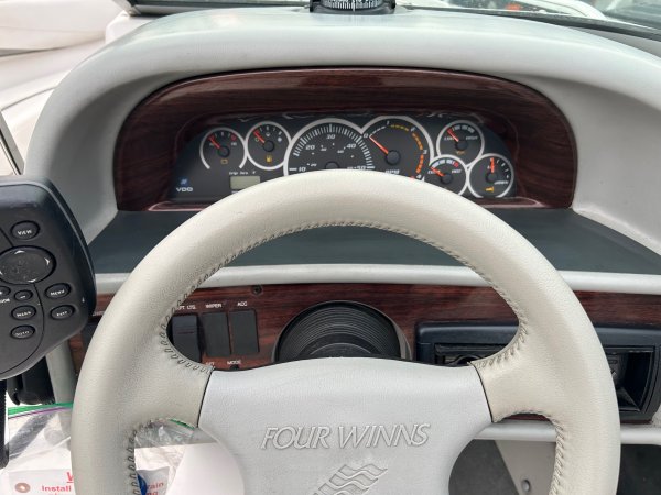 Used 2000 Four Winns Power Boat for sale