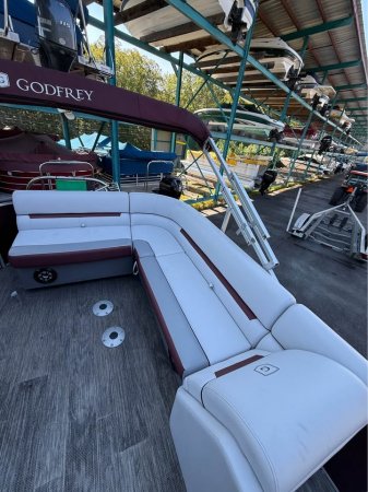 Pre-Owned 2021  powered Sweetwater Boat for sale