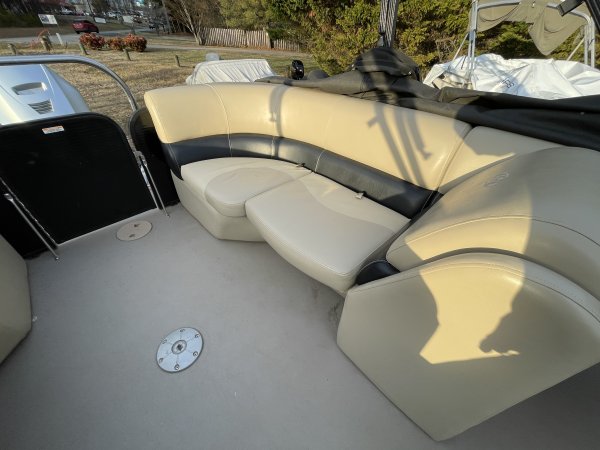 Pre-Owned 2020 Manitou 23 Aurora VP for sale