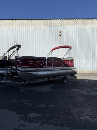 Used 2018 Sylvan Mirage 8520 Power Boat for sale