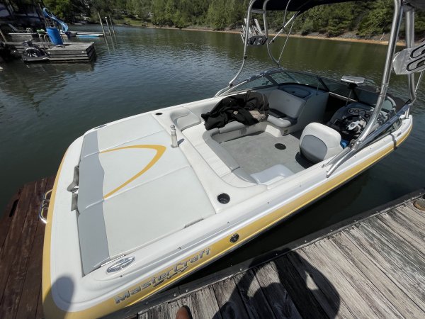 Pre-Owned 2002 Mastercraft 230VRS Power Boat for sale