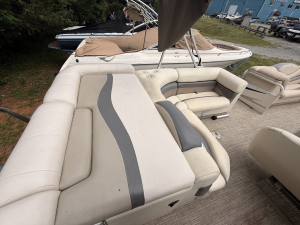 Pre-Owned 2004  powered Lowe Boat for sale