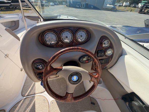Pre-Owned 2004 Four Winns 230 Horizon for sale