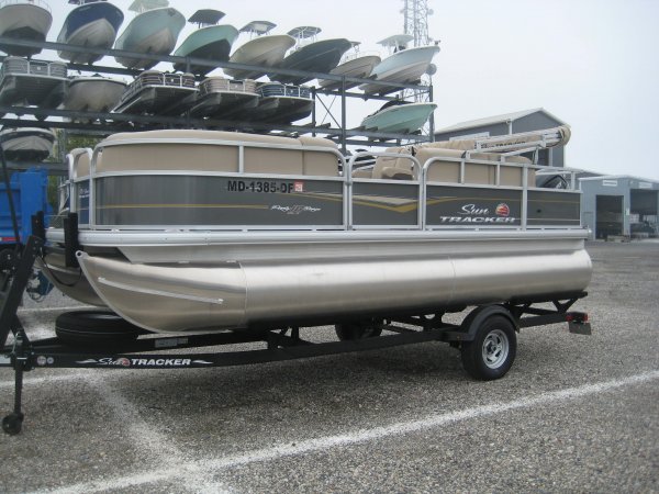 Used 2024 Suntracker Party Barge 18 DLX Pontoon for sale