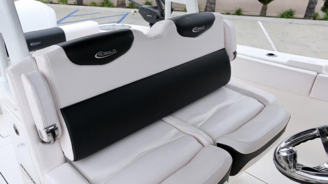 Pre-Owned 2021 Robalo R302 Center Console for sale