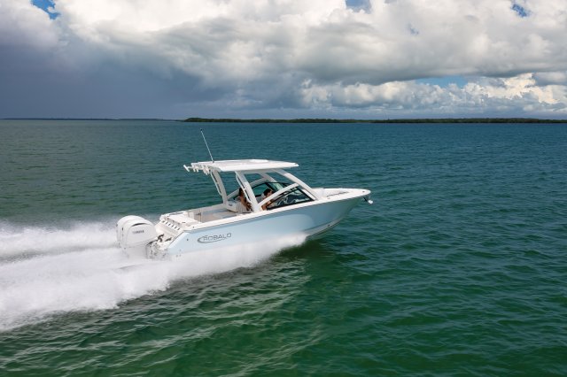 2025 R257 Running in Ocean Rear Starboard View
