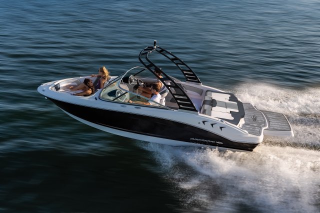 2026 21 SSi Cruising on Lake Port View