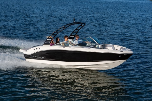 2026 21 SSi Cruising on Lake Front Starboard View