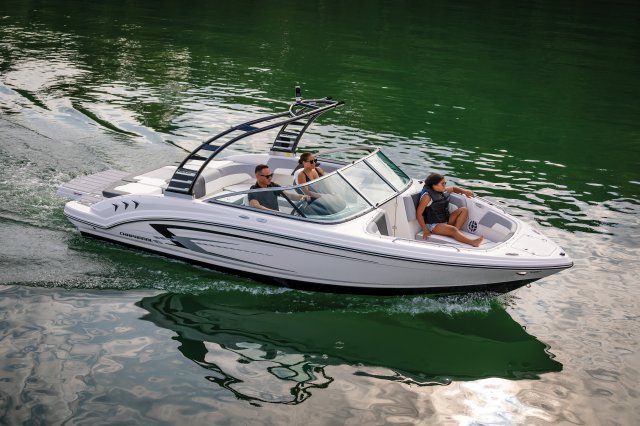 2025 23 SSi Cruising on Lake Front Port View