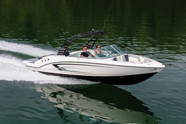 2025 23 SSi Cruising on Lake Front Starboard View