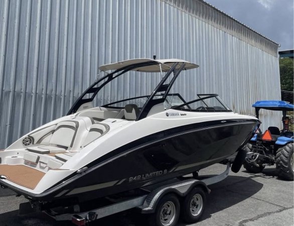 Pre-Owned 2015 Yamaha 242 LIMITED S Power Boat for sale