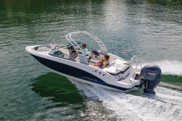 2025 23 SSi OB Cruising on Lake Rear Port View