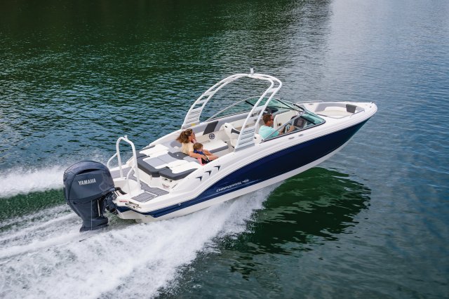2025 23 SSi OB Cruising on Lake Rear Starboard View